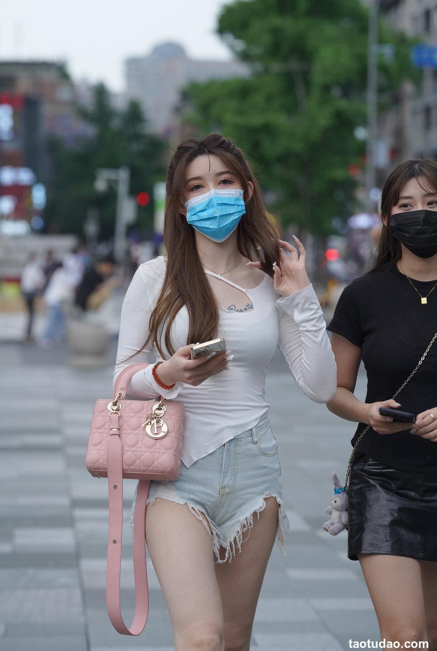 都市丽人浅蓝色牛仔短裤街拍 【217P+1V-2.89G】