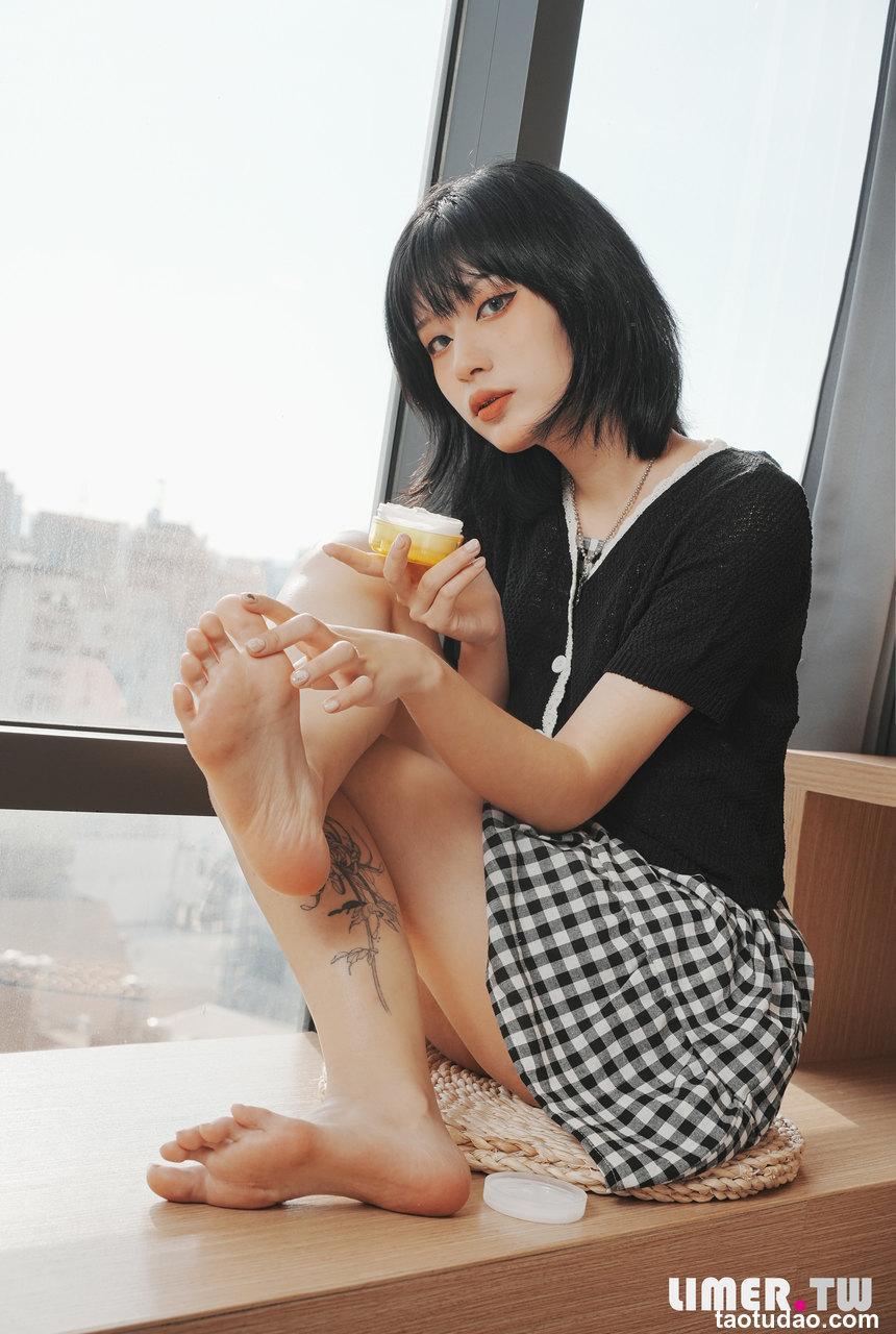 Limerence原创 NO.027 Yuni午后时光 白浓乳液足疗[142P+1V／2.54GB]