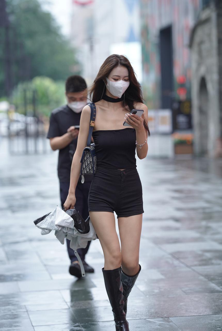 都市丽人打着伞的漂亮黑色高靴美女【128P+1V-1.87G】