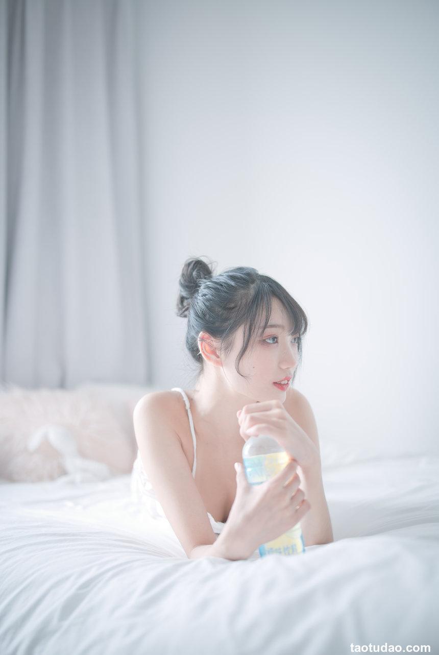 周叽是可爱兔兔 NO.015 - 白色睡衣[23P／196MB]