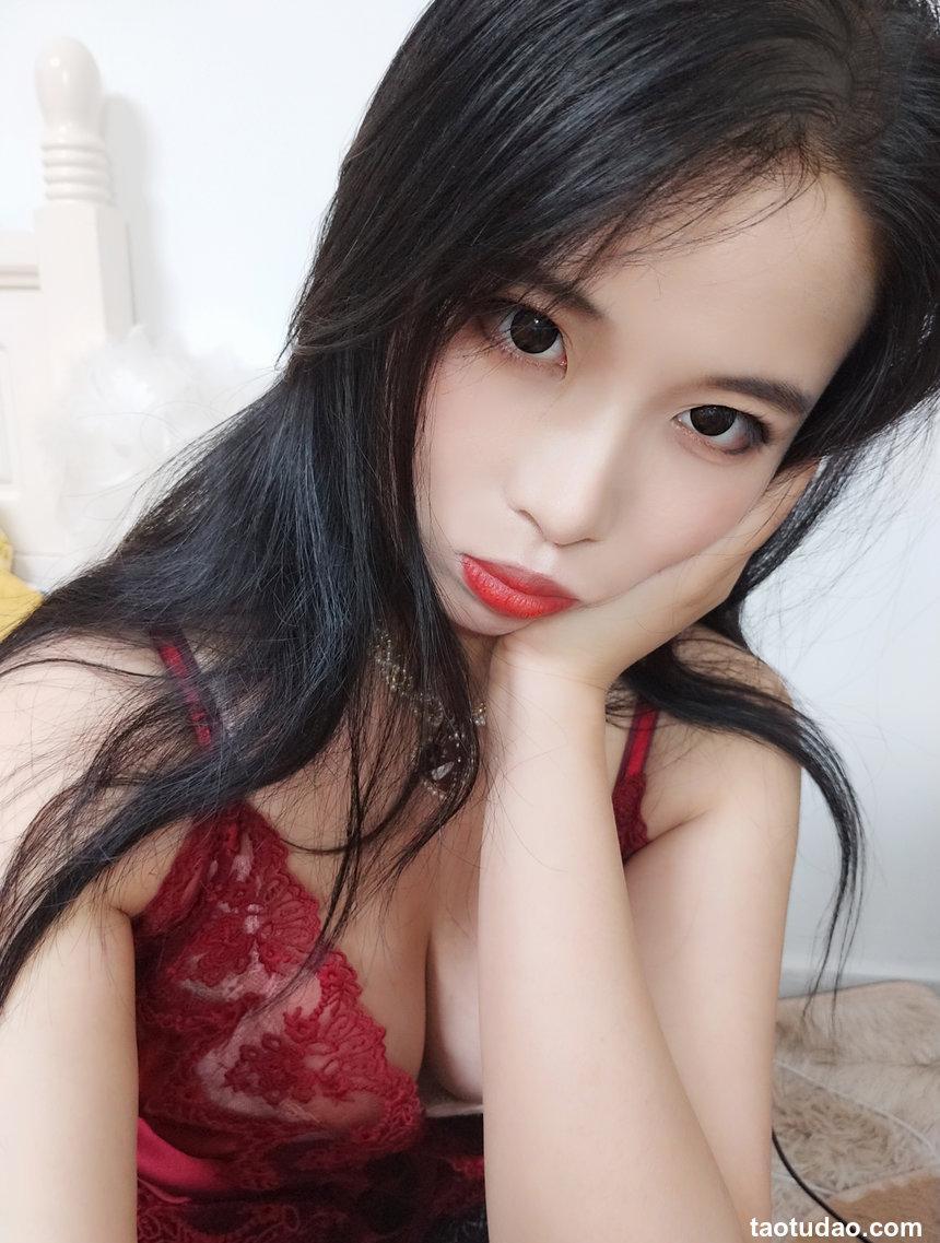 轩萧学姐 - 酒红色睡衣 [36P3V-209MB]