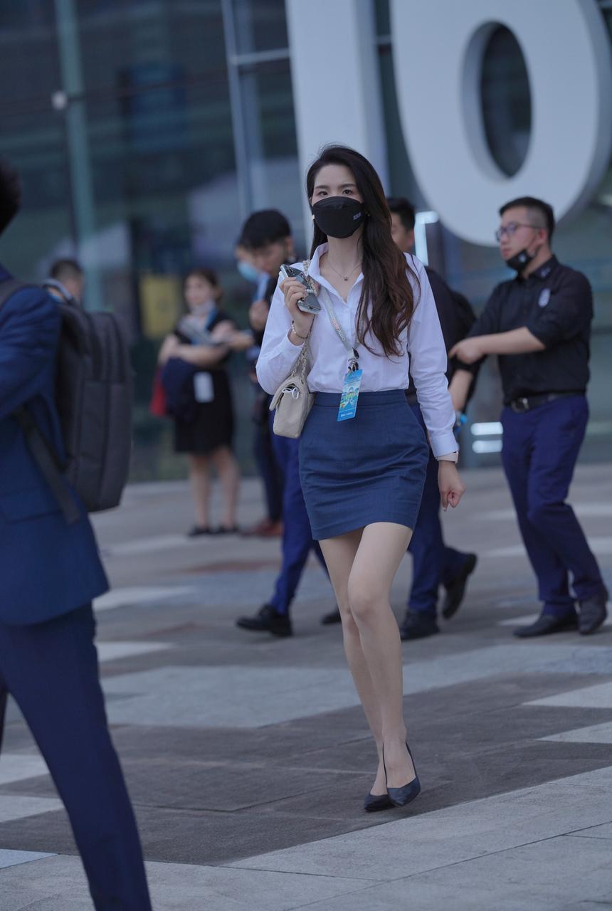 都市丽人还在上班的蓝裙美女【67P+1V-1.00G】