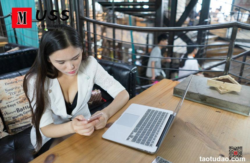 MussGirl 《玩手机》