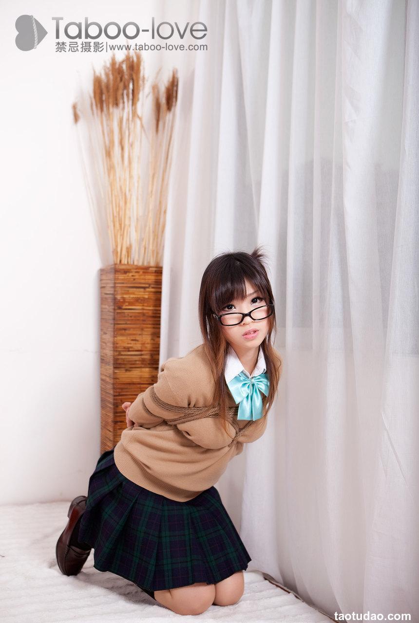 [禁忌摄影]Taboo-love NO.040 学生制服眼镜娘[35P／15MB]