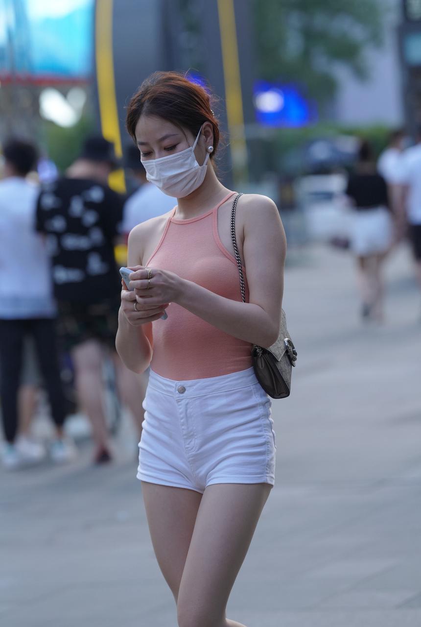 都市丽人白色热裤粉衣小姐姐【68P+1V-0.99G】