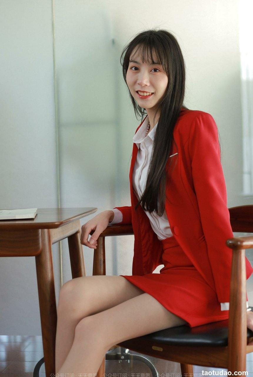 [IESS异思趣向] 2022.05.03 丝享家1077：团团《红裙丽人大长腿》[89P／123MB]