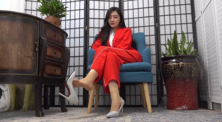 [A&F]丝足视频 117-美女路欣展示性感短丝脚丫 [1V-3.28G]