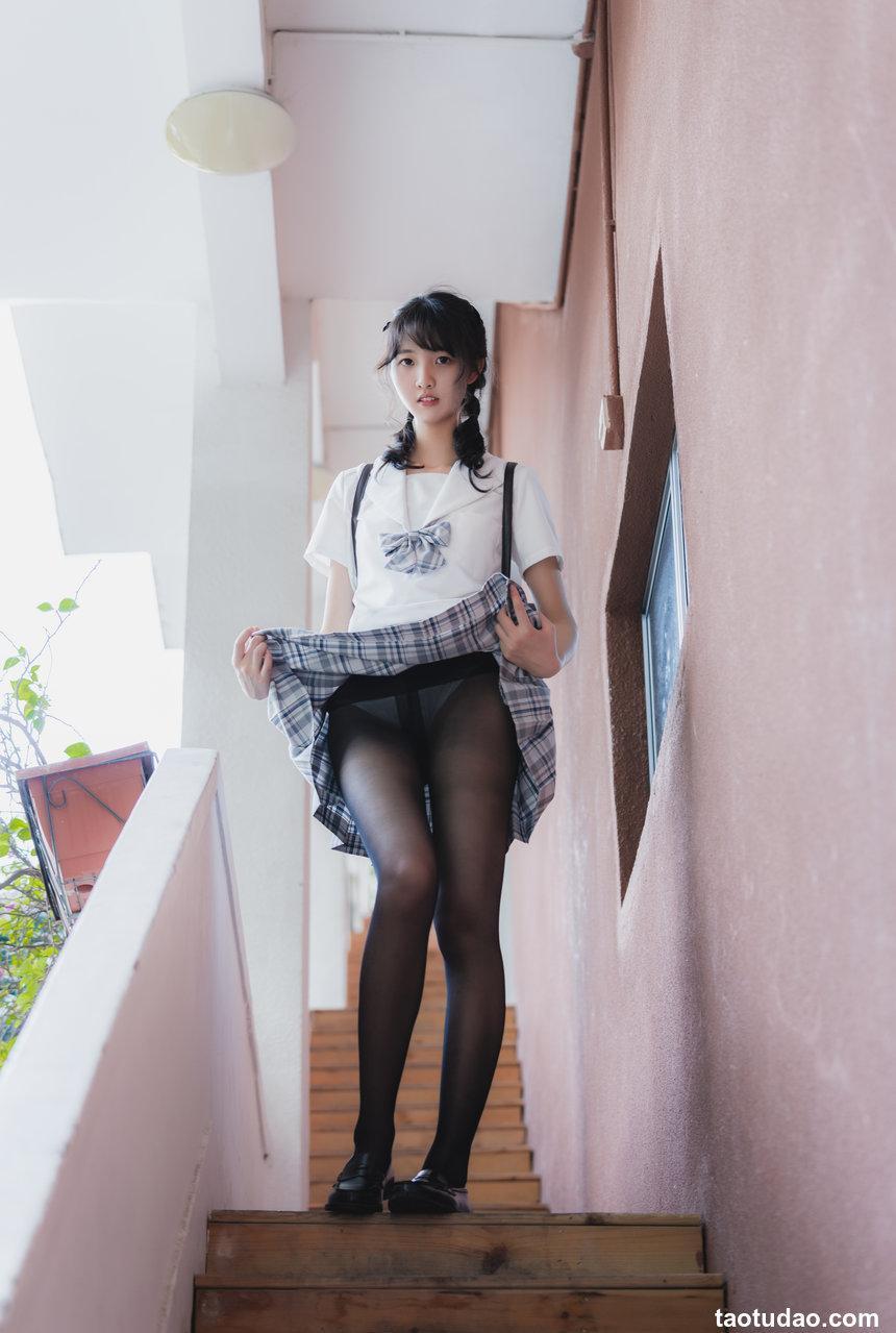 西瓜少女 NO.003 – 凤凰新村JK户外 [57P-1.3G]