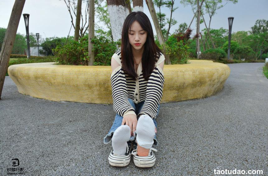 [织梦映像] No.017 少女牛仔裤草地白袜 [80P+1V-2.47G]