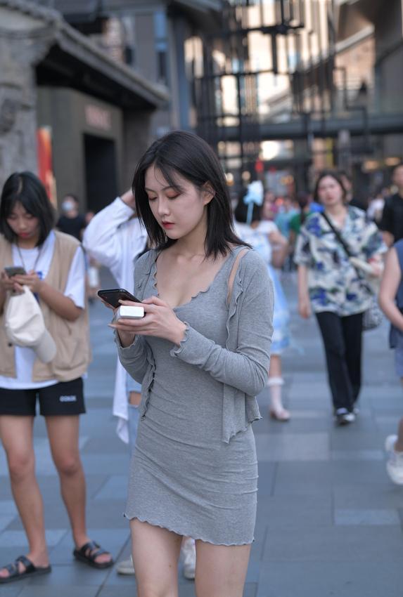 都市丽人街拍连体紧身包臀裙美女【47P-793MB】