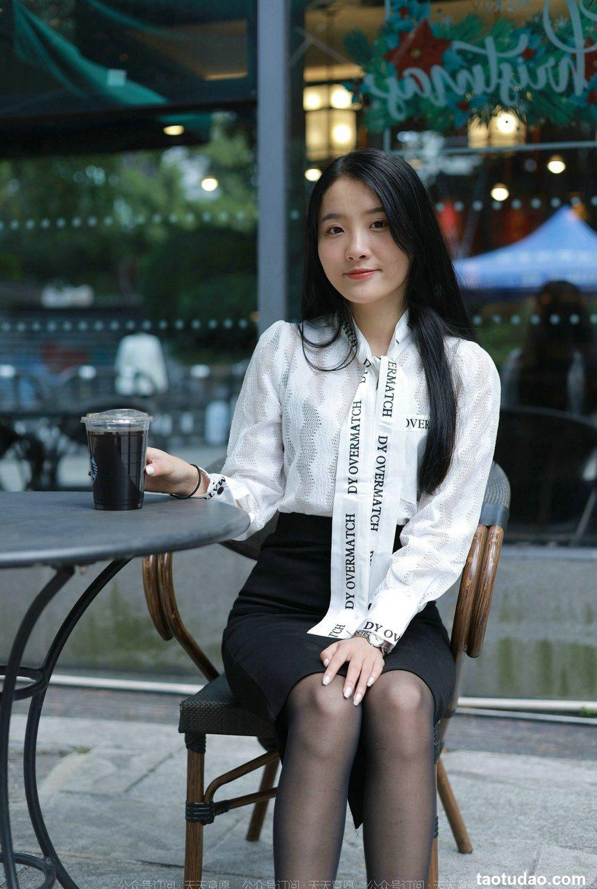 [IESS异思趣向] 2022.02.11 丝享家1002：婉萍《性感OL窄裙》[90P／105MB]