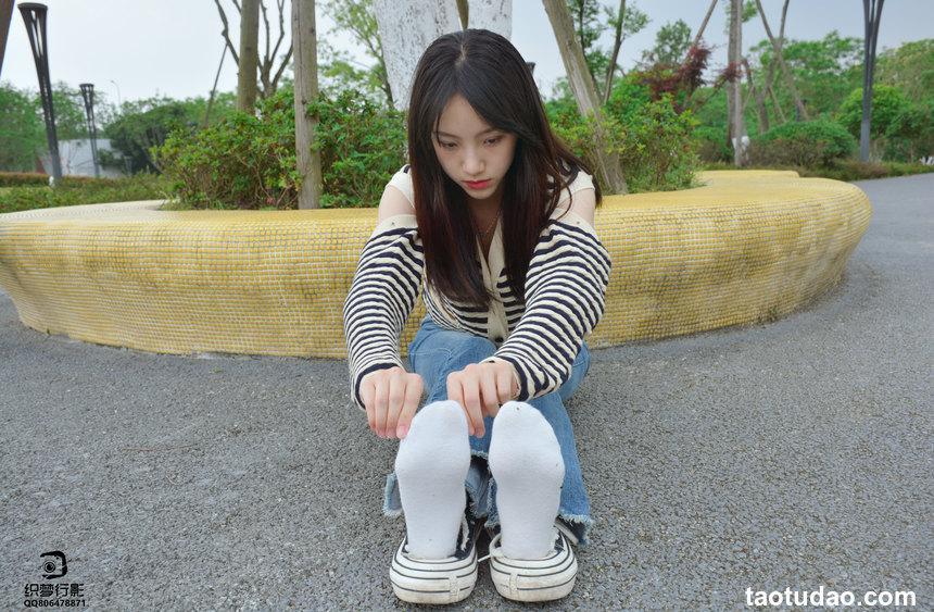 [织梦映像] No.017 少女牛仔裤草地白袜 [80P+1V-2.47G]