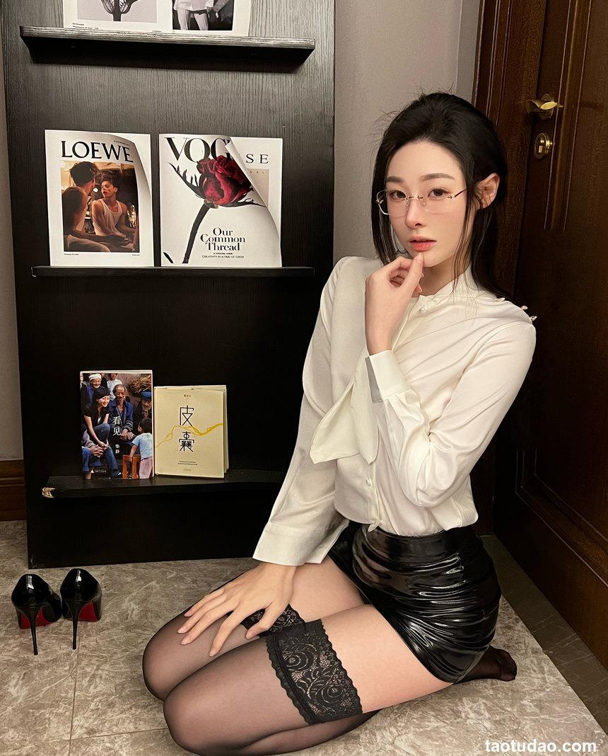 是小逗逗 - 黑丝玉足[31P-111MB]