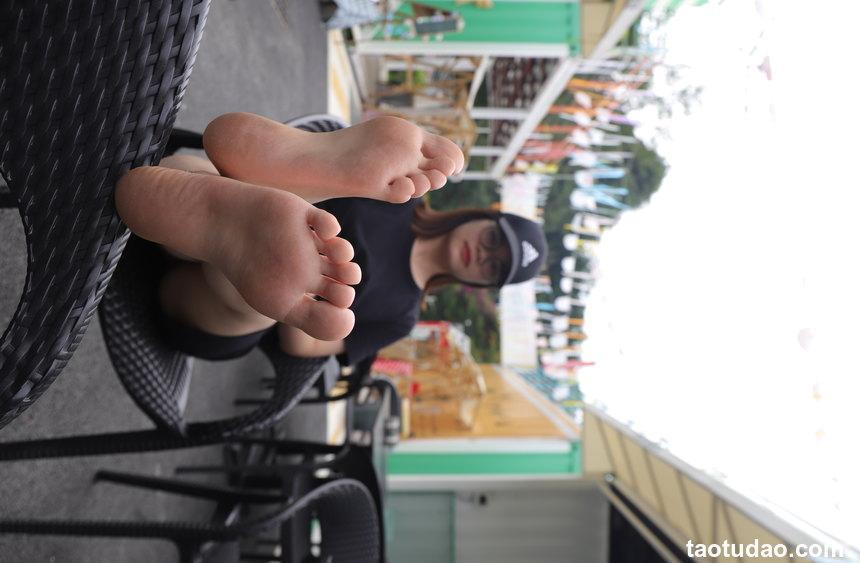 Pary摄影 NO.008 新模琳琳从运动鞋里拿出来的原味小白脚[153P／792MB]