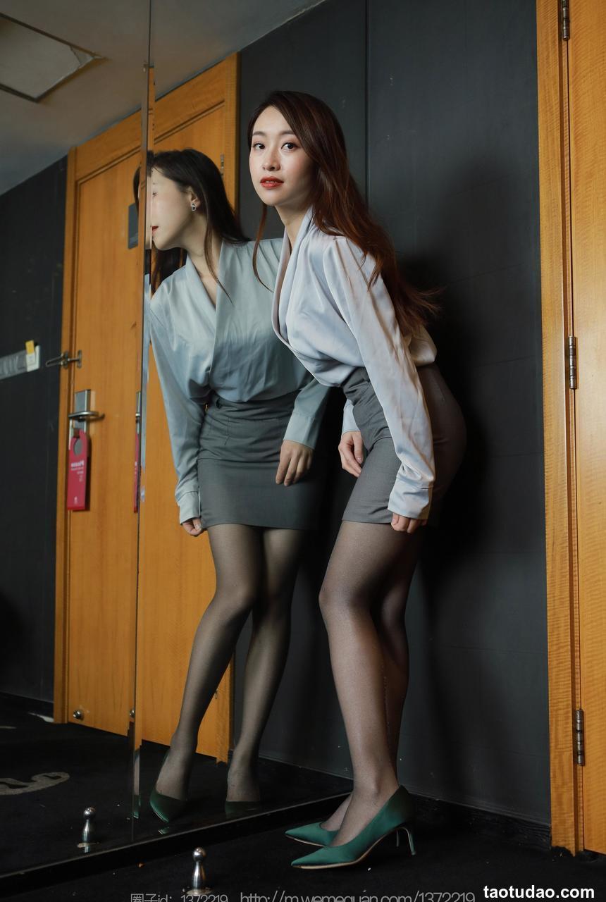 [IESS异思趣向] 2023.03.08 丝享家 1384 小婕《灰裙亮丝》[86P-94.8M]