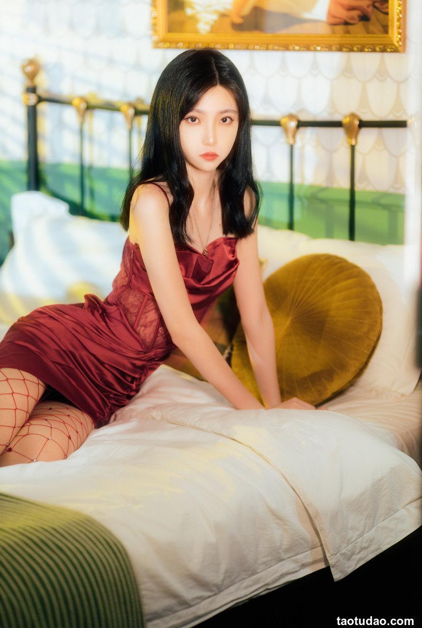 许岚(叁月life) - 网袜红裙 [40P-960MB]