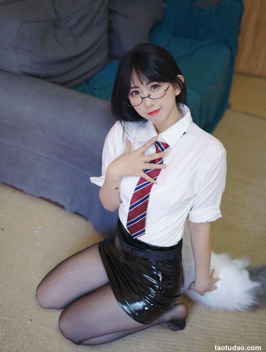 兔牙sinar酱 - 舰长图+直播片段 [117P+2V-680MB]