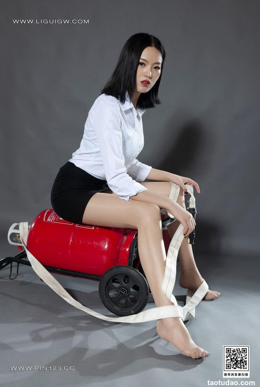 [Ligui丽柜] 2024.06.24 《扑火女秘》敏儿 [56+1P-56M]