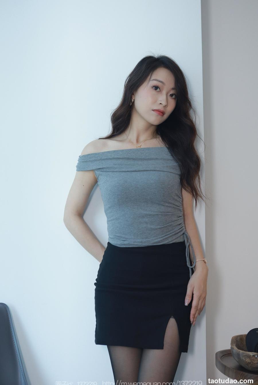 [IESS异思趣向] 2023.07.31 丝享家 1494 小婕《紧身的包臀裙》[85P-71.5M]