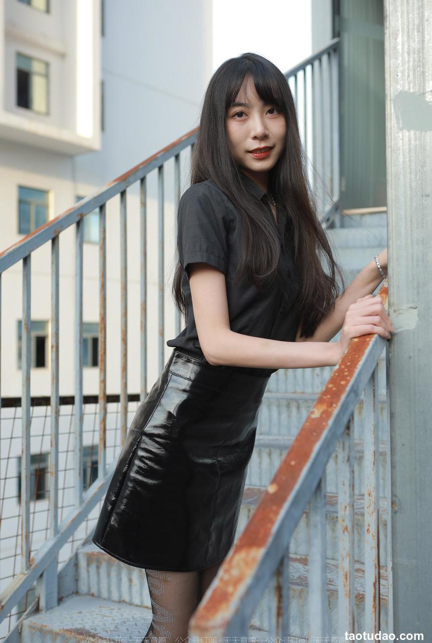 [IESS异思趣向] 2022.11.16 丝享家 1270 团团《长腿红高跟》[83P-106.9M]