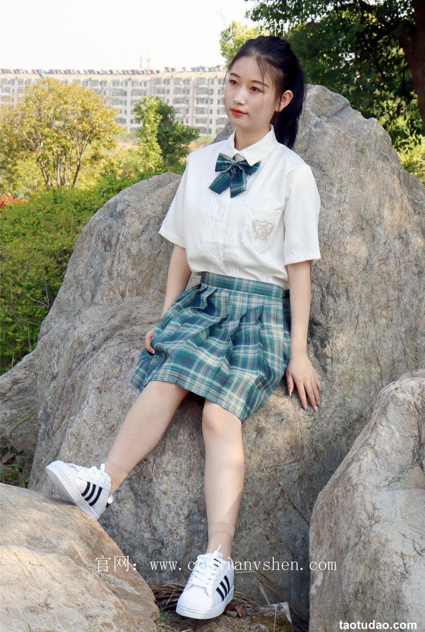 初夏女神 NO.019 念念 墨绿色JK搭配三叶草贝壳头鞋期[155P+1V／4.84GB]