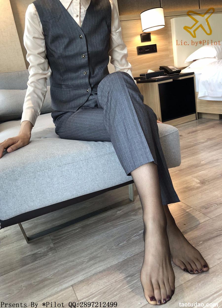 [Pilot]NO.009 爱穿正装的OL小乐-裤里黑丝[38P／101MB]