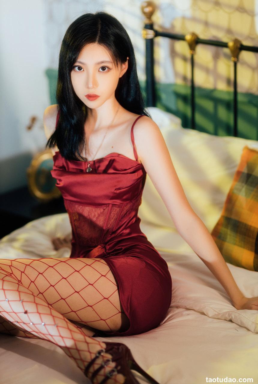 许岚(叁月life) - 网袜红裙 [40P-960MB]