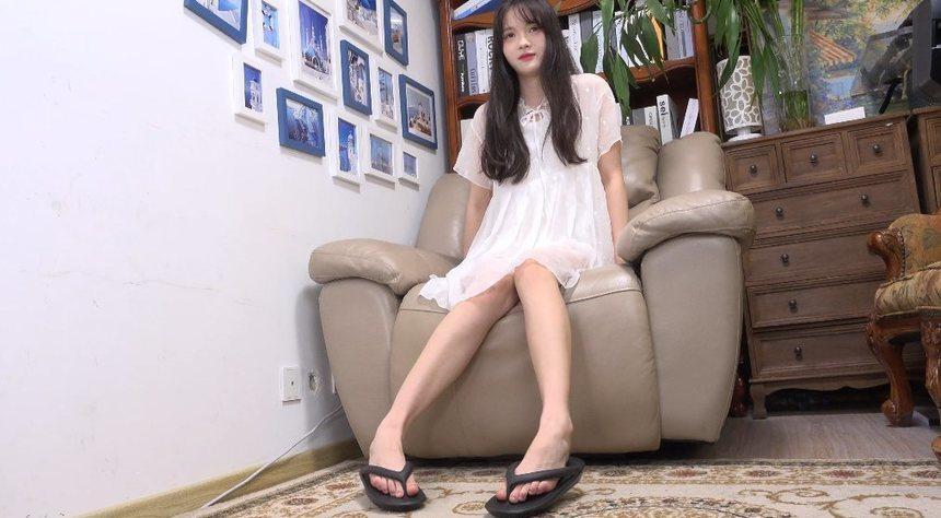 [A&F]丝足视频 128-清纯学妹关文 超近距离特写小臭脚 [1V-3.58G]