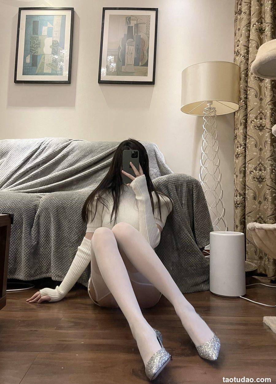 梦里一只喵 - 白色吊带袜[18P-42MB]