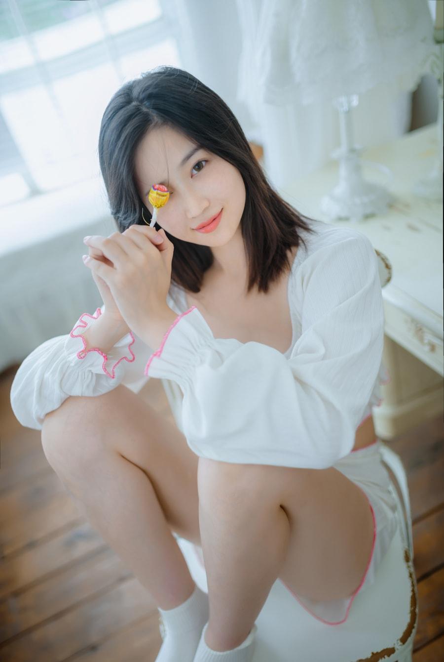 年年nnian - 爱吃棒棒糖的少女 [35P-123MB]