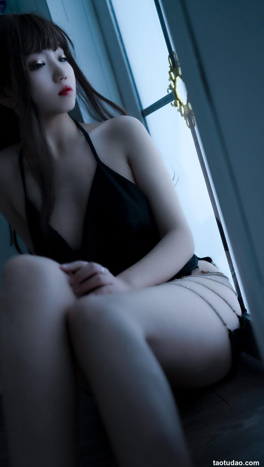 洛可ss – 光效黑吊带 [30P-115MB]