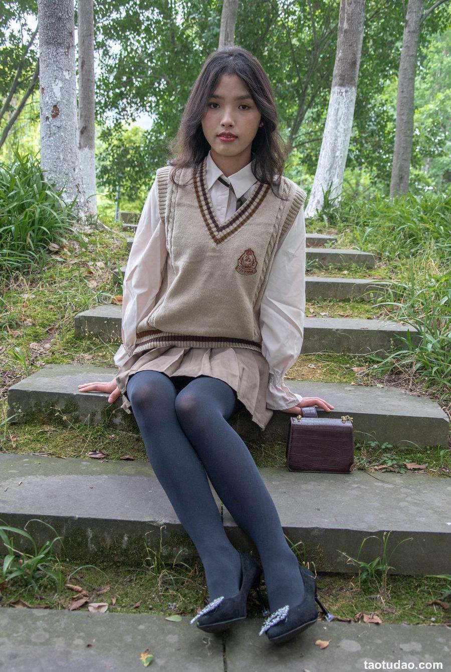 [袜觅社] 小雪 超短裙黑丝高跟美腿足秀 [71p+1V+1.61G]