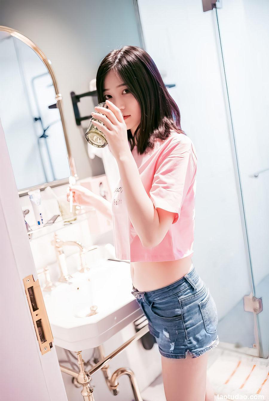 年年Nnian - 短裤T恤 [19P-71MB]