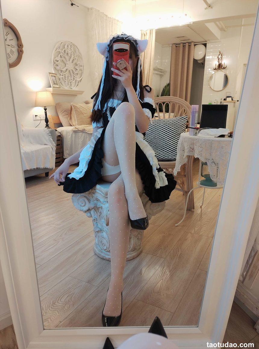 雪琪SAMA -  对镜女仆[28P2V-618MB]