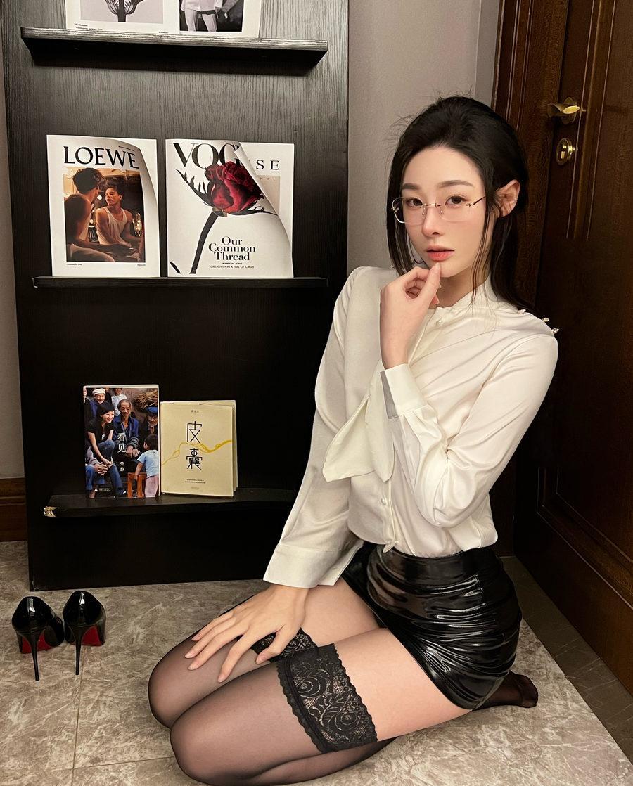 是小逗逗 - NO.001 黑丝玉足[31P-112M]