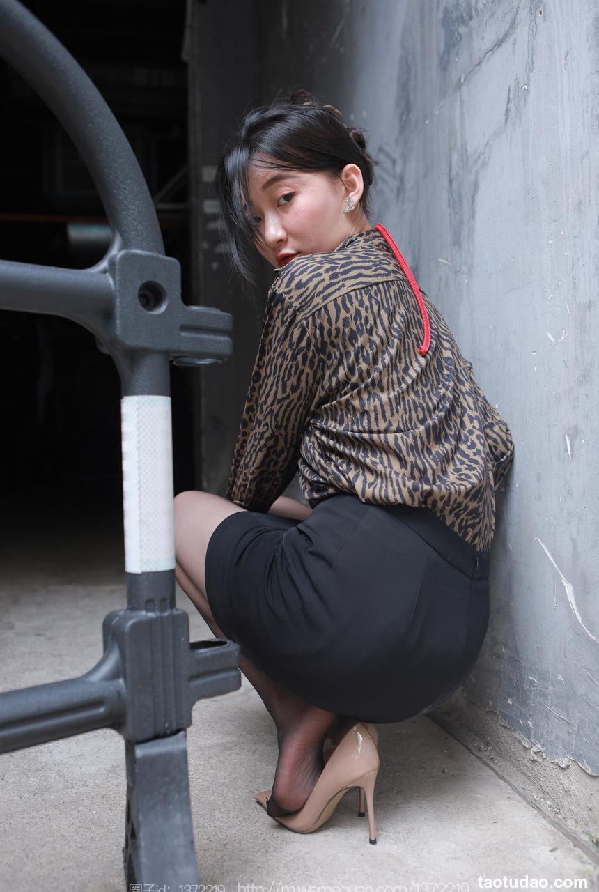 [IESS异思趣向] 2023.07.24 丝享家 1488 秋秋《孤身走暗巷》[85P-94.3M]