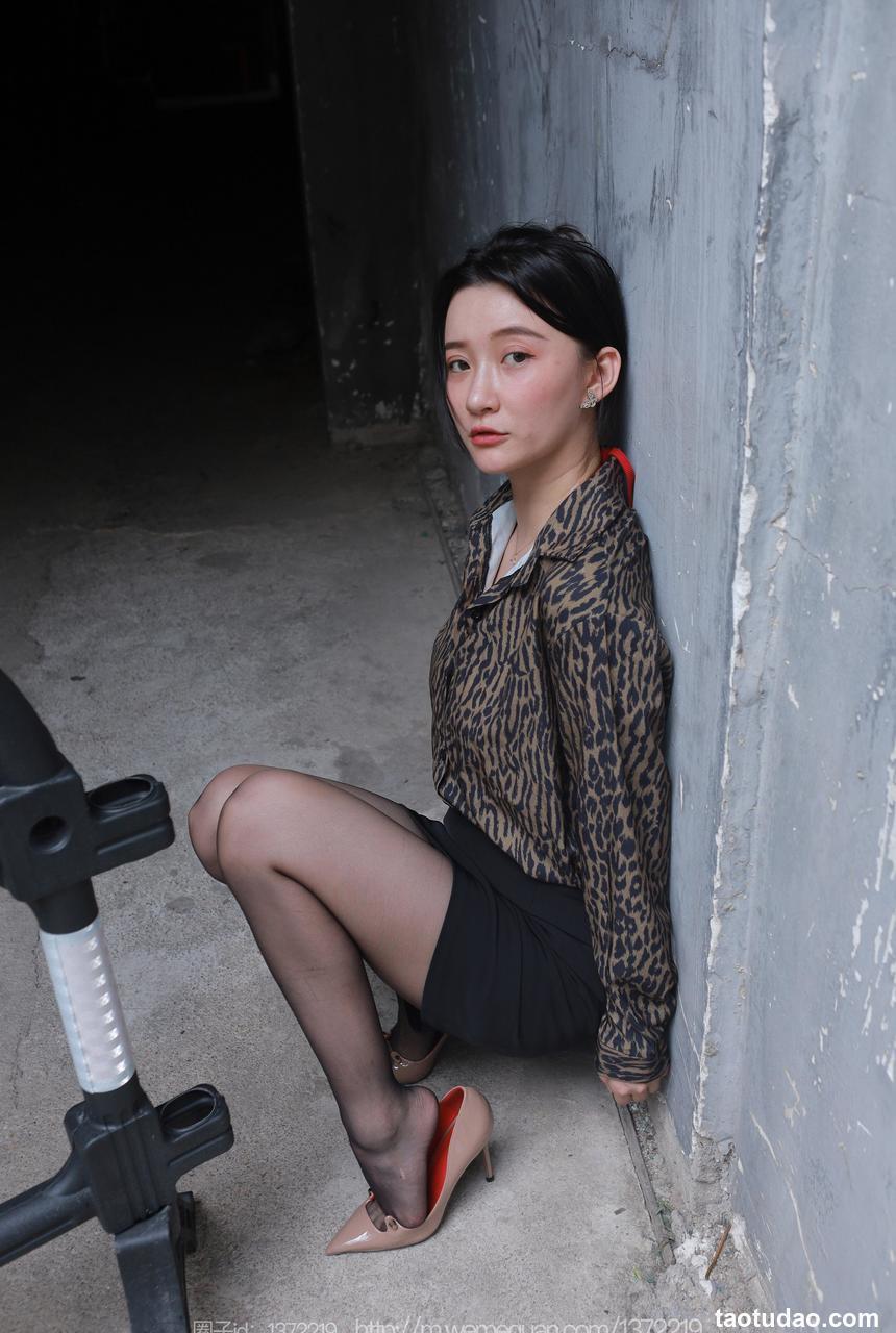 [IESS异思趣向] 2023.07.24 丝享家 1488 秋秋《孤身走暗巷》[85P-94.3M]