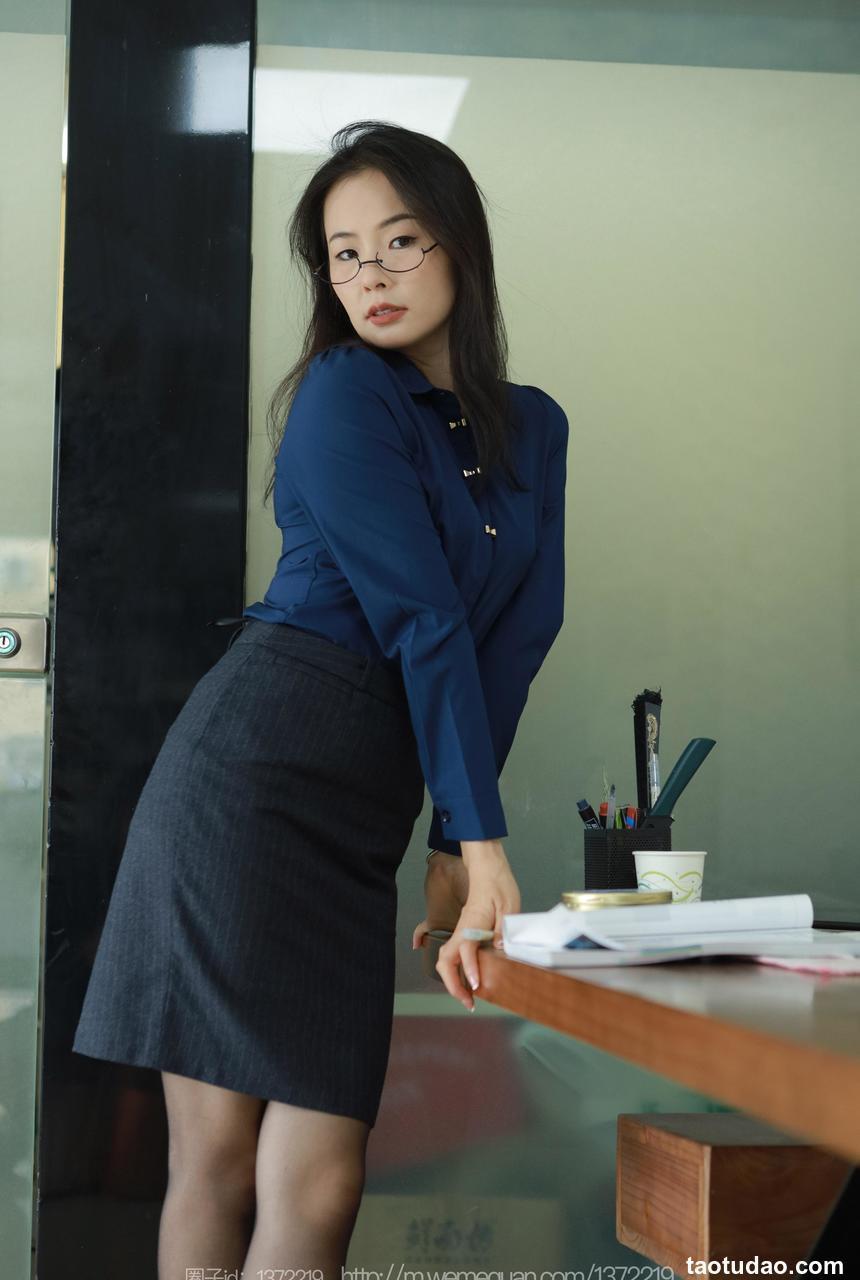 [IESS异思趣向] 2023.06.26 絲享家 1464 小金《红跟OL》[79P-78.1M]