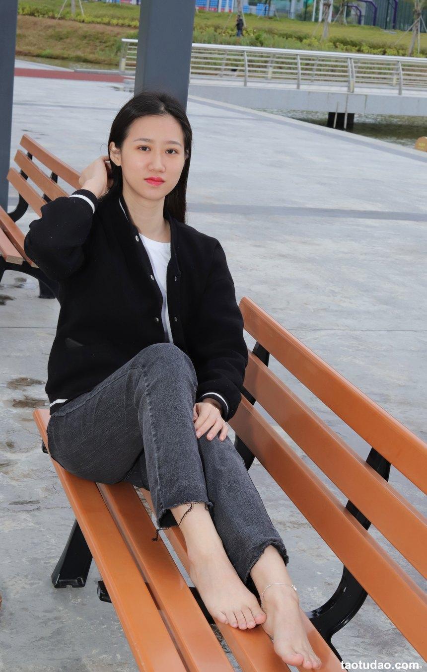 Pary摄影 NO.011 极品女神小芳首发长椅大方展示极品美脚[113P／319MB]