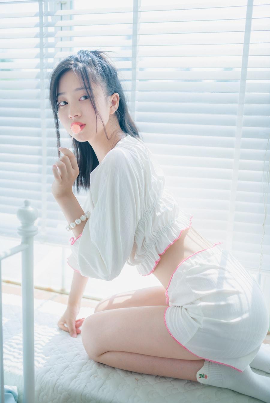 年年nnian - 爱吃棒棒糖的少女 [35P-123MB]