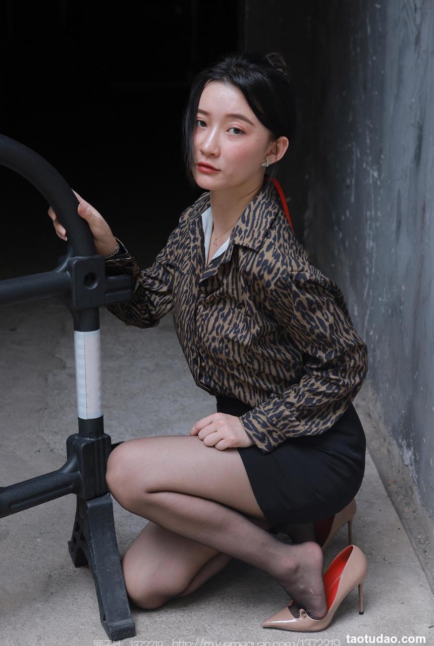 [IESS异思趣向] 2023.07.24 丝享家 1488 秋秋《孤身走暗巷》[85P-94.3M]