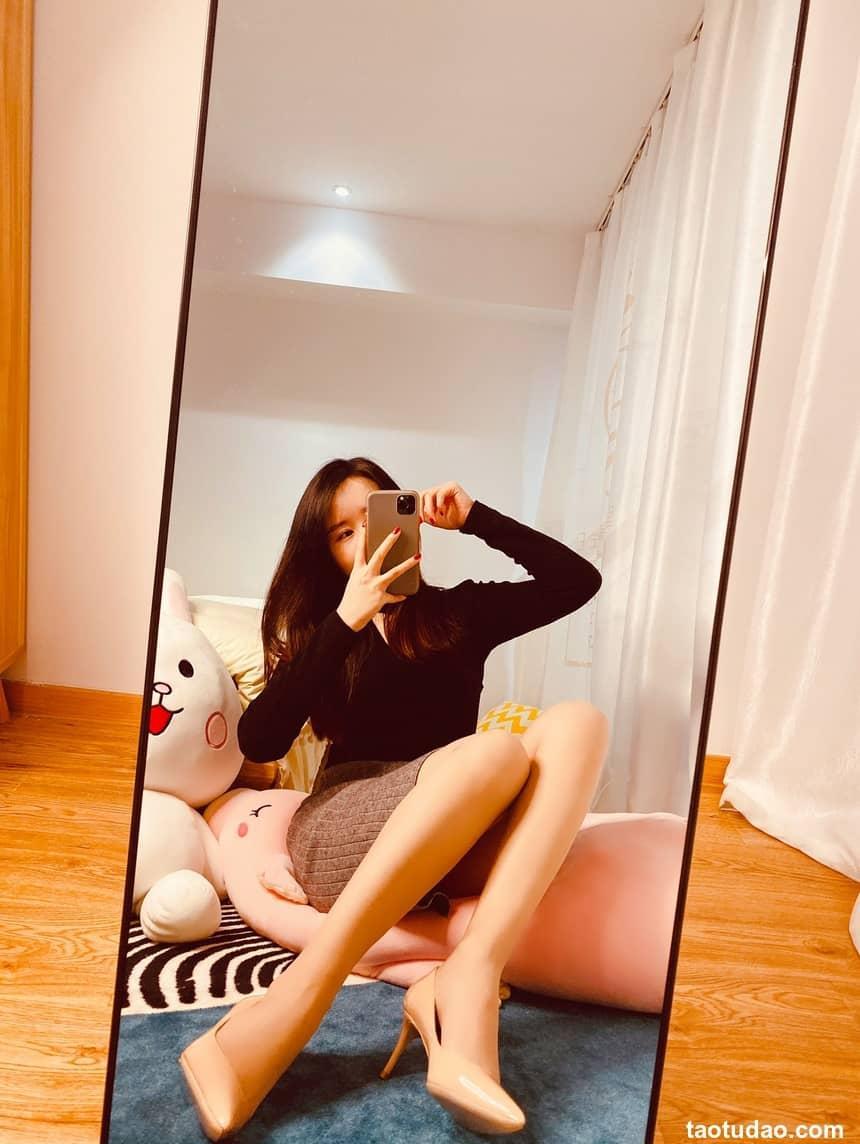 软妹小九九[July芝岚] - 玉足自拍 [20P／17MB]