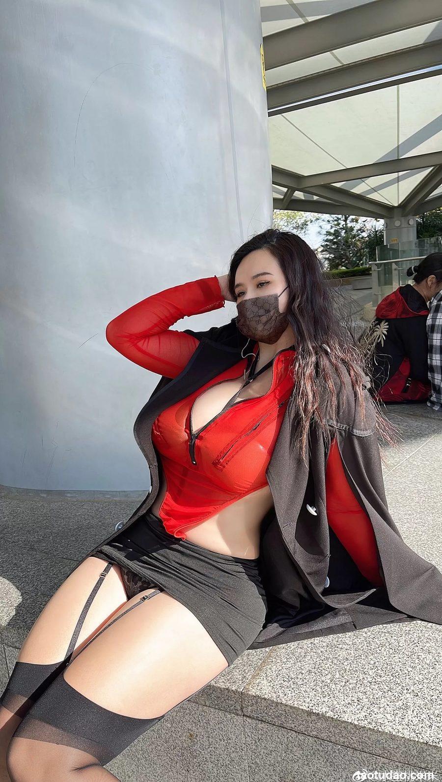 水蜜桃米米 - 吊带黑丝 [30P-122MB]