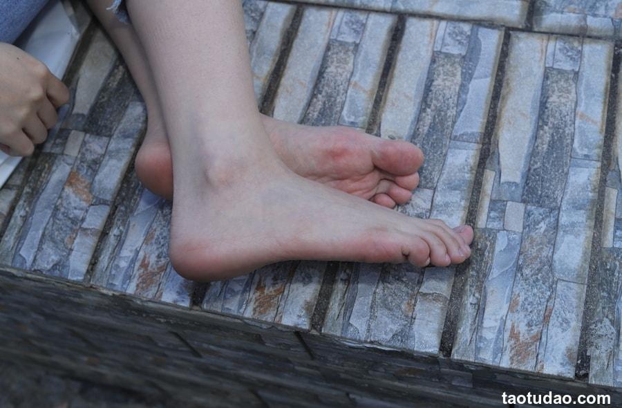 Pary摄影 NO.068 极品美女小芳公园脱掉鞋袜展示极品美脚[86P／656MB]