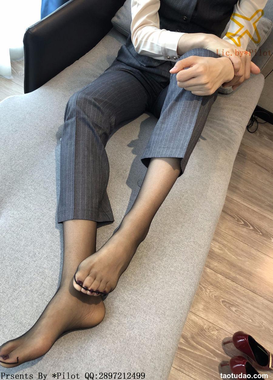 [Pilot]NO.009 爱穿正装的OL小乐-裤里黑丝[38P／101MB]