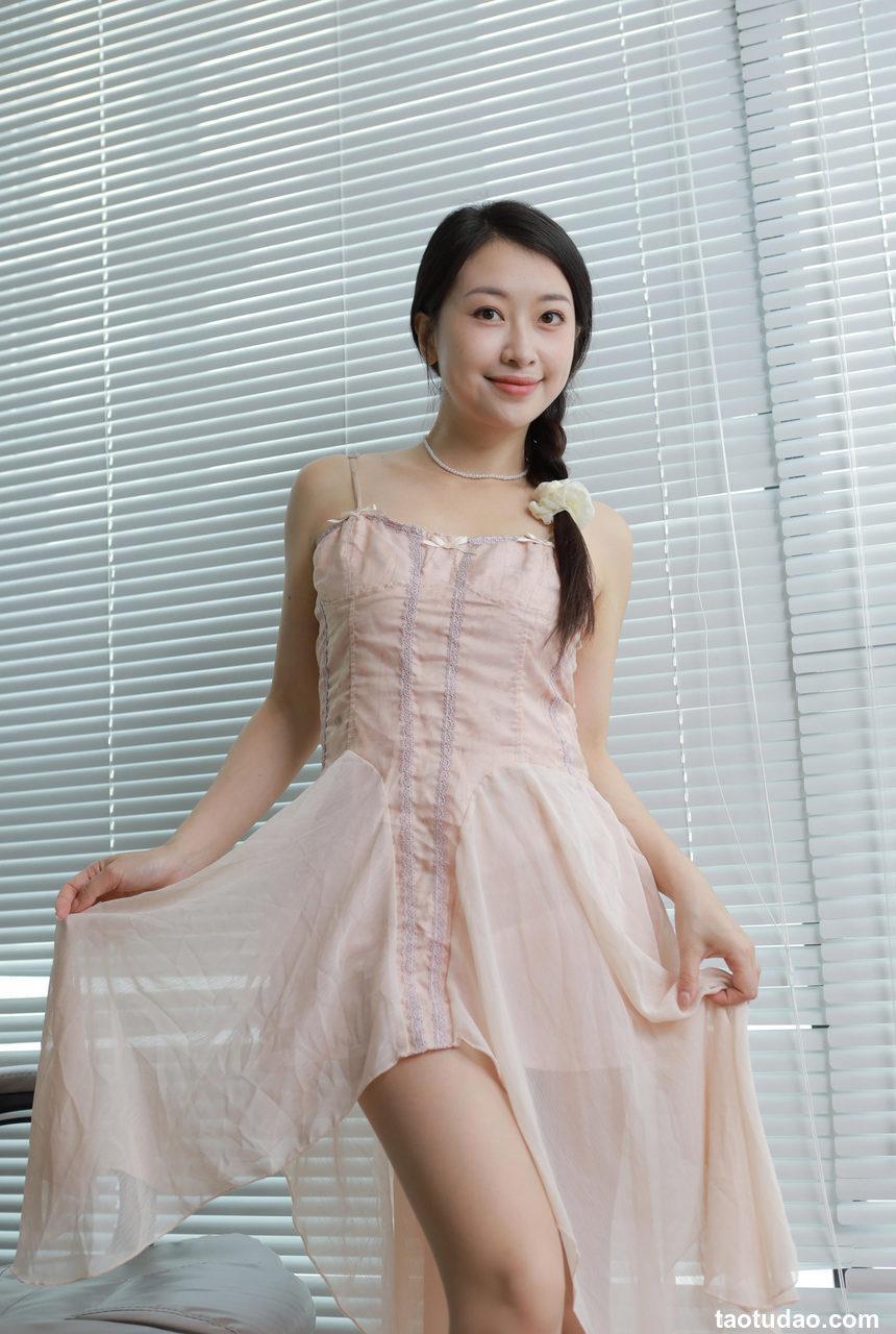 [IESS异思趣向] 2024.07.02 丝享家 1783 小婕《藕粉吊带裙》[78P-181MB]