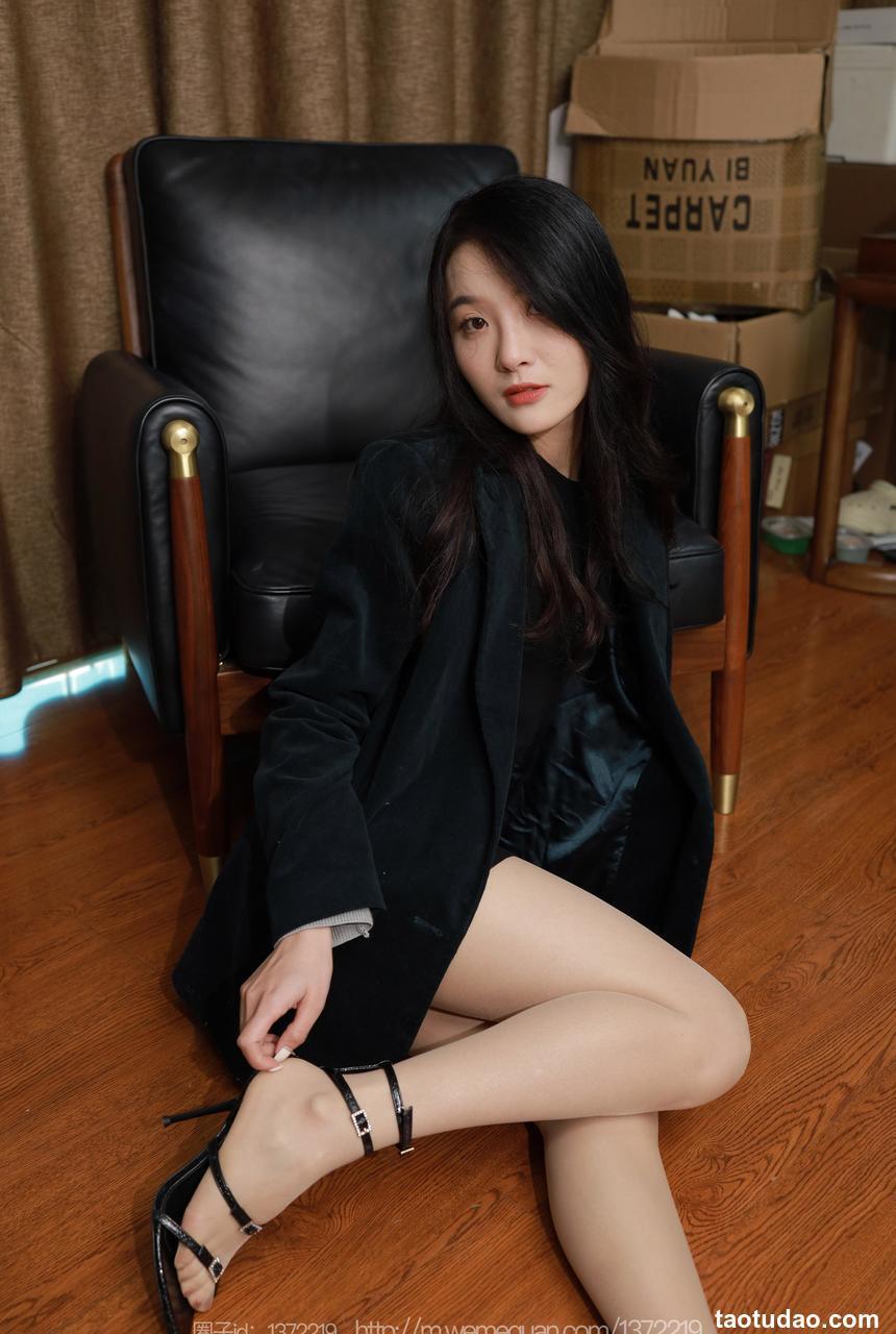 [IESS异思趣向] 2023.01.07 丝享家 1322 婉萍《穿脱高跟鞋》[79P-88.6M]