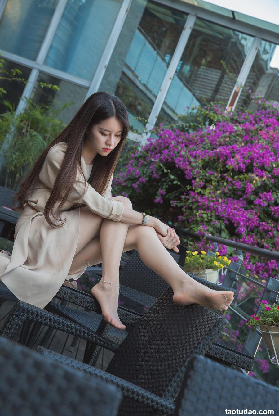 Sia不吃鱼 - 风衣玉足 [14P-159MB]