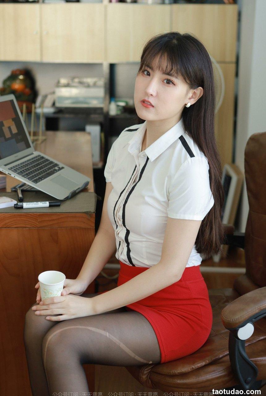 [IESS异思趣向] 2022.08.18 丝享家1181：小宝《烈焰红裙》[90P／123MB]