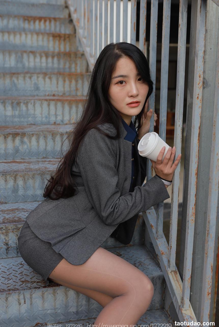 [IESS异思趣向] 2022.12.17 丝享家 1301 婉萍《温柔OL风》[88P-101.4M]